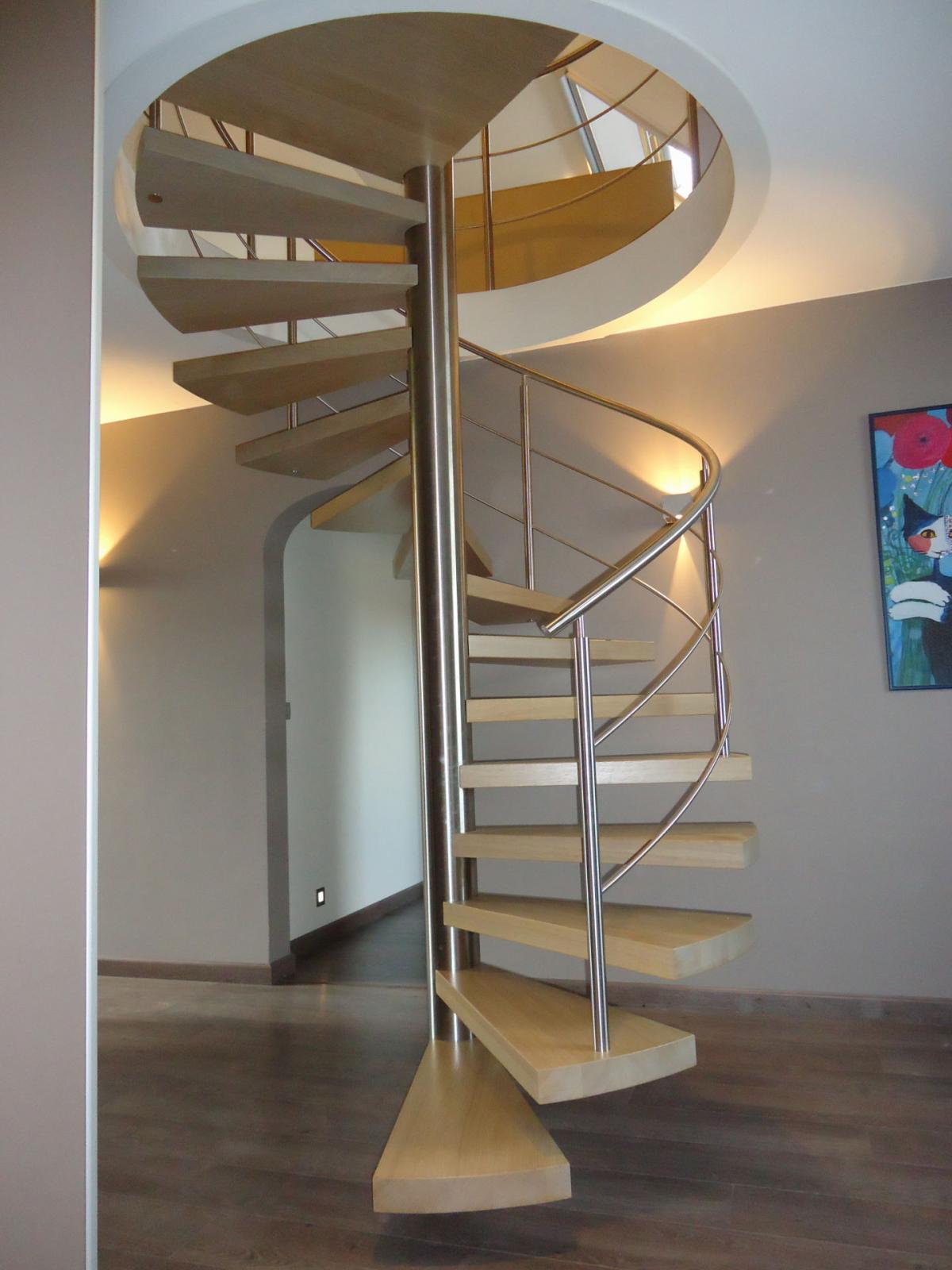 escalier en colimaçon en inox avec des marches en hêtre