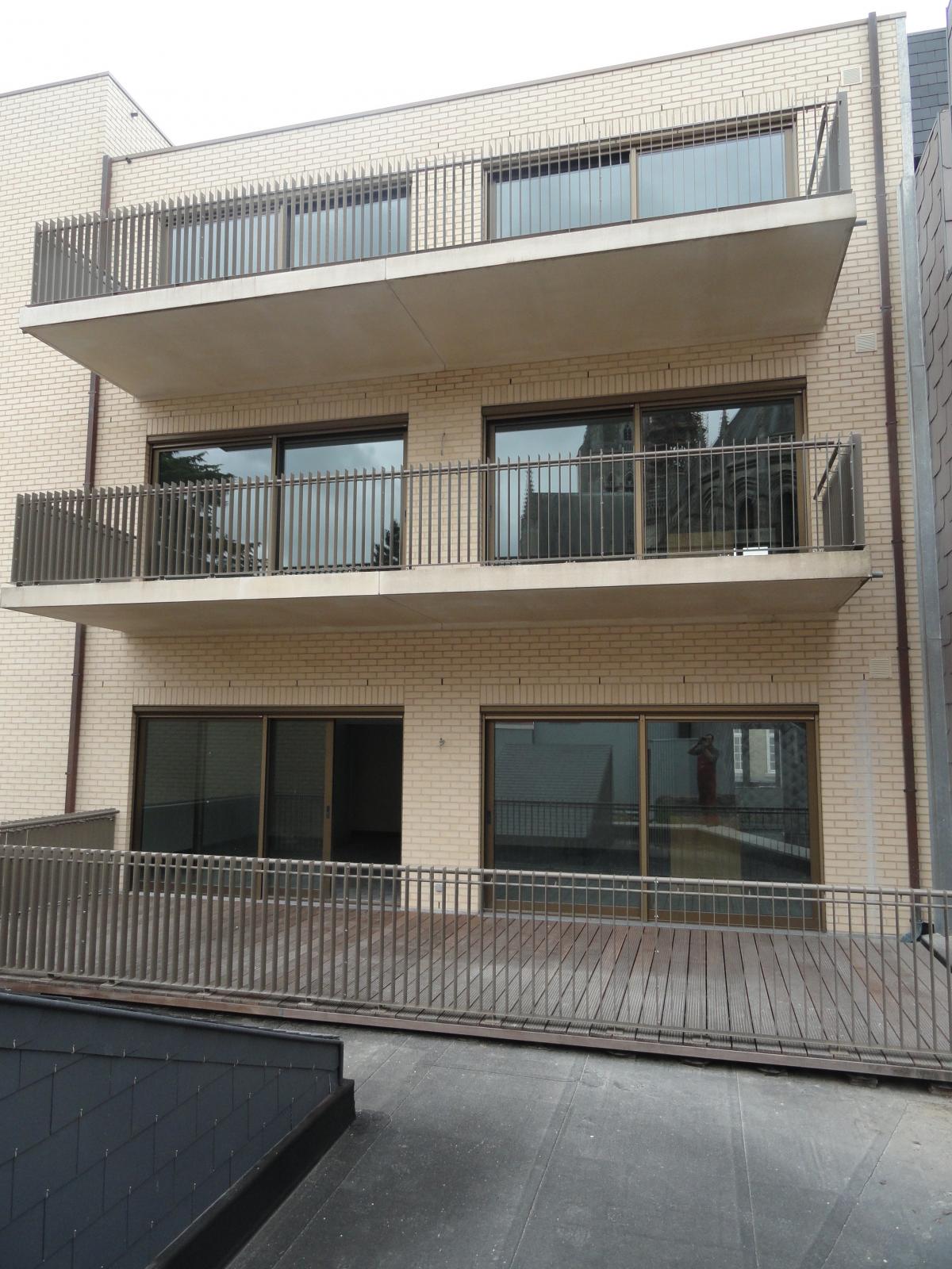 balustrade laqué en acier avec poteaux verticaux