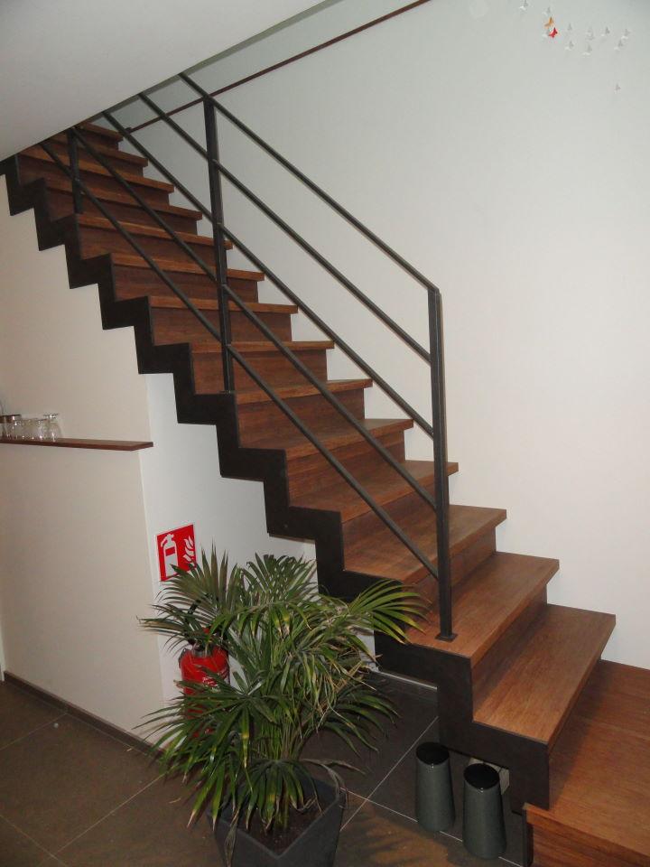 escalier droit avec 1 limon latéral, marches en bois, balustrade en acier
