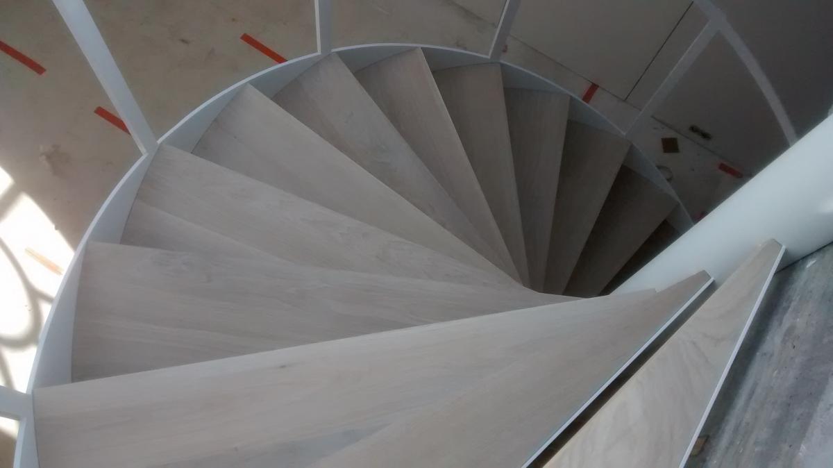 escalier en colimaçon en acier laqué avec marches en bois