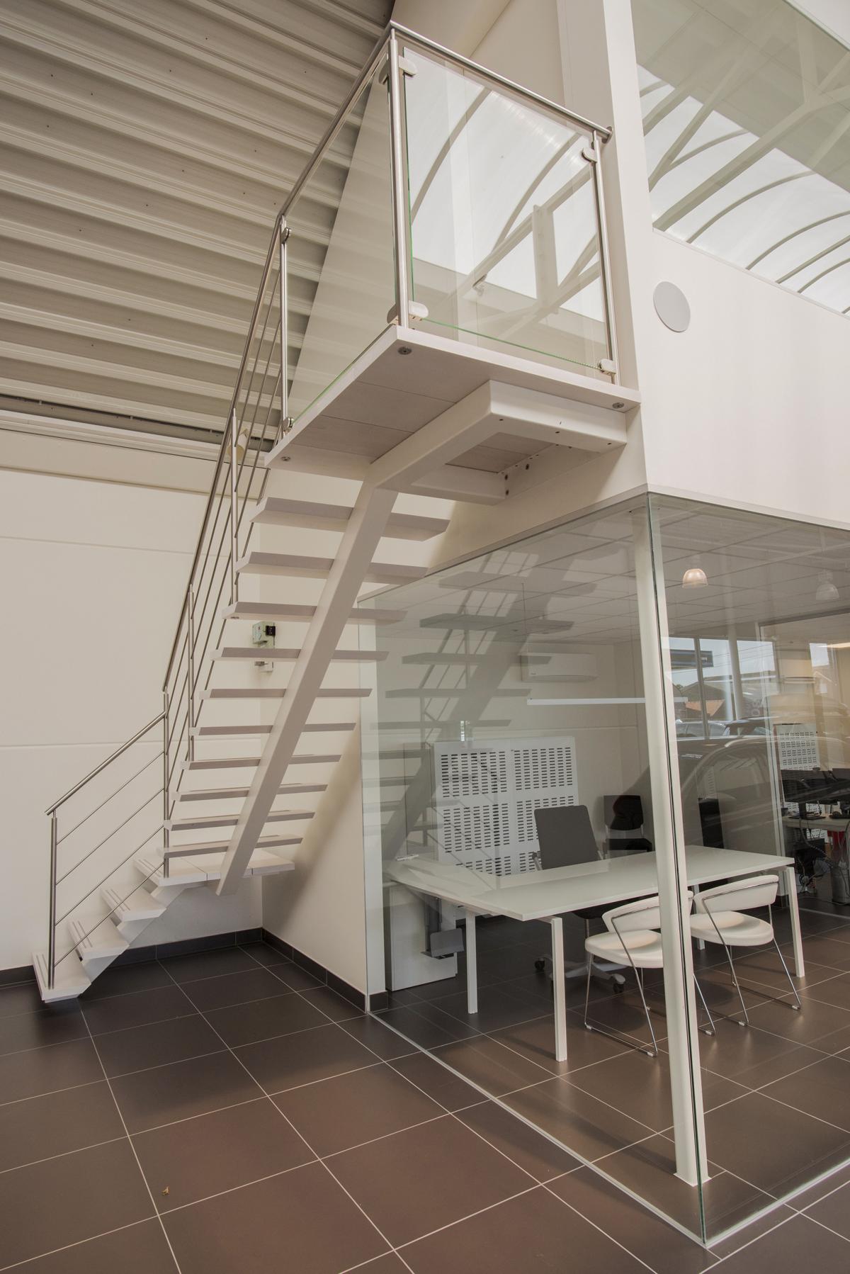 Escalier avec 1 limon en acier laqué, marches avec lattes fraisées et palier en hêtre blanc