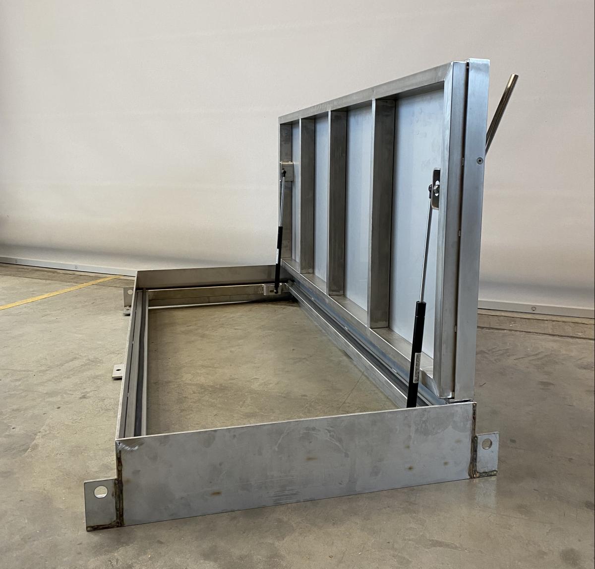 0035095 Kelderluik - Hout - Inox - Manueel - Binnen - Tochtdichting