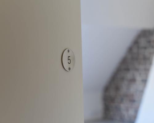 Interieur - Kamernummering - Inox rechtlijnig geborsteld - Gravure