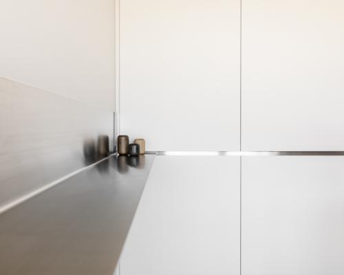 Opbergen - Legbanken + Detail in kasten - Inox rechtlijnig geborsteld