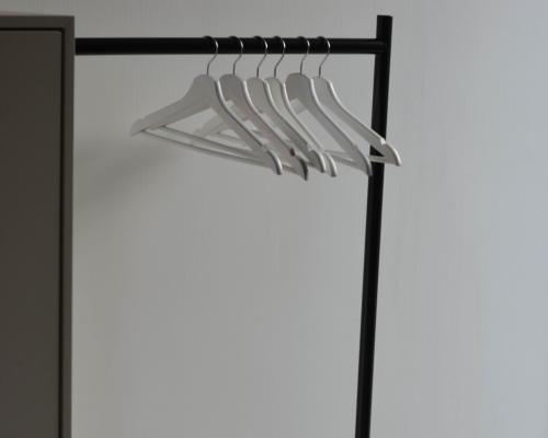 Interieur - Kledijbaren - Vestiaire - Blauwstaal kleurloos gelakt