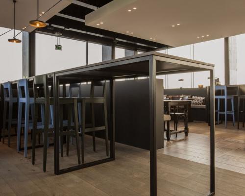 Onderstellen van tafels in gelakt 
