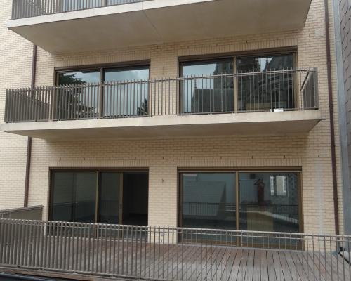 balustrade laqué en acier avec poteaux verticaux