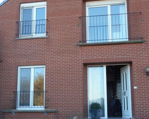 garde-corps en acier laqué avec poteaux verticaux